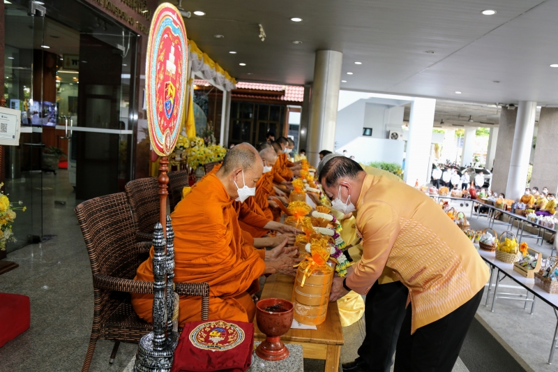 พิธีทำบุญตักบาตรข้าวสารอาหารแห้ง คณะสงฆ์จากวัดราชผาติการามวรวิหาร พระอารามหลวง เนื่องในโอกาสวันเฉลิมพระชนมพรรษา 28 กรกฎาคม 2565 