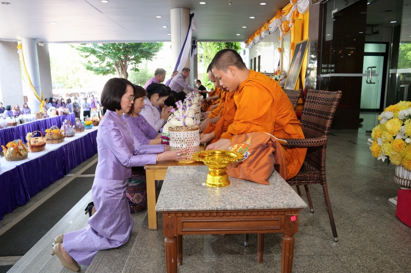 พิธีทำบุญตักบาตรข้าวสารอาหารแห้ง