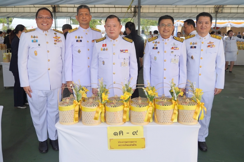 นายประจักษ์ บุญยัง ผู้ว่าการตรวจเงินแผ่นดิน ผู้บริหาร ข้าราชการและลูกจ้างสำนักงานการตรวจเงินแผ่นดิน ร่วมริ้วขบวนอัญเชิญเครื่องรา
