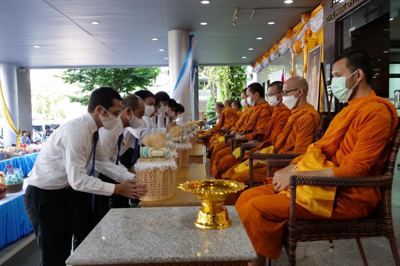ทำบุญตักบาตร 