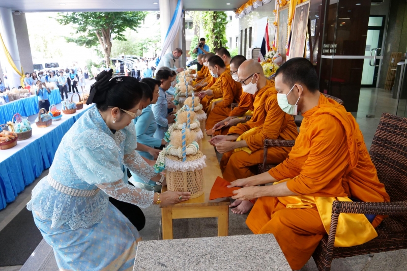 ทำบุญตักบาตร 