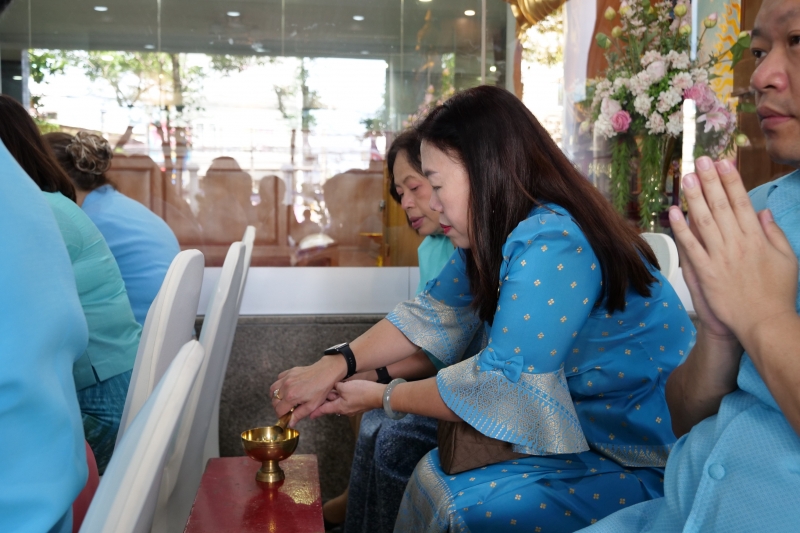 ทำบุญตักบาตร 