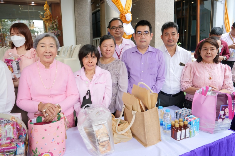 ทำบุญตักบาตร 