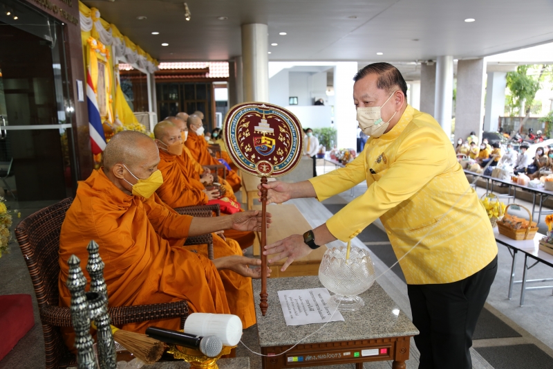 พิธีทำบุญตักบาตรข้าวสารอาหารแห้ง คณะสงฆ์จากวัดราชคฤห์วรวิหาร พระอารามหลวง เพื่อน้อมอุทิศถวายเป็นพระราชกุศลแด่ พระบาทสมเด็จพระบร