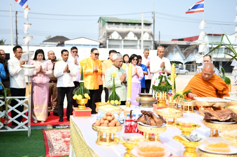 สตง. ถวายแจกันดอกไม้และลงนามถวายพระพร เบื้องหน้าพระฉายาลักษณ์สมเด็จพระนางเจ้าสิริกิติ์ พระบรมราชินีนาถ พระบรมราชชนนีพันปีหลวง