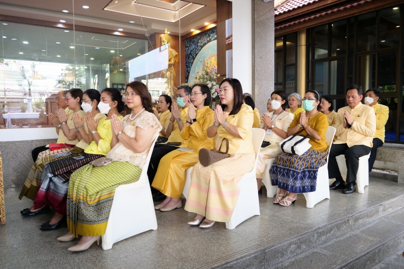 ทำบุญตักบาตร