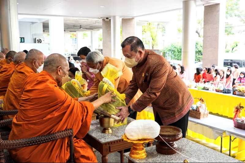 พิธีทำบุญตักบาตรข้าวสารอาหารแห้ง 