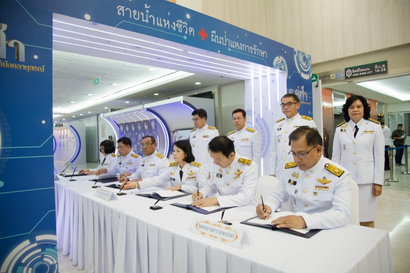 สตง. ถวายแจกันดอกไม้และลงนามถวายพระพร เบื้องหน้าพระฉายาลักษณ์สมเด็จพระนางเจ้าสิริกิติ์ พระบรมราชินีนาถ พระบรมราชชนนีพันปีหลวง