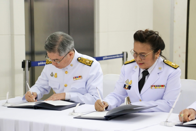 สตง. ถวายแจกันดอกไม้และลงนามถวายพระพรสมเด็จพระกนิษฐาธิราชเจ้า กรมสมเด็จพระเทพรัตนราชสุดาฯ สยามบรมราชกุมารี