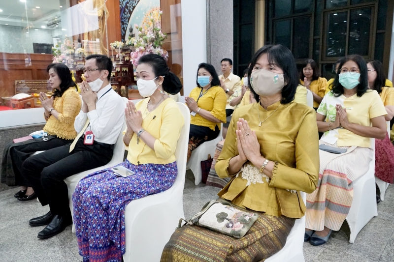 พิธีทำบุญตักบาตรข้าวสารอาหารแห้ง คณะสงฆ์จากวัดระฆังโฆสิตารามวรมหาวิหาร พระอารามหลวง เพื่อน้อมอุทิศถวายเป็นพระราชกุศลแด่พระบาทสมเ