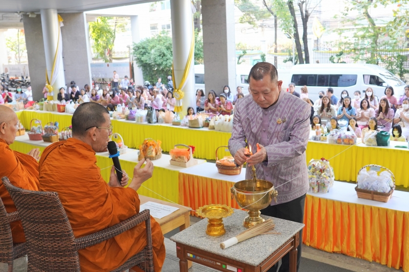 ทำบุญตักบาตร