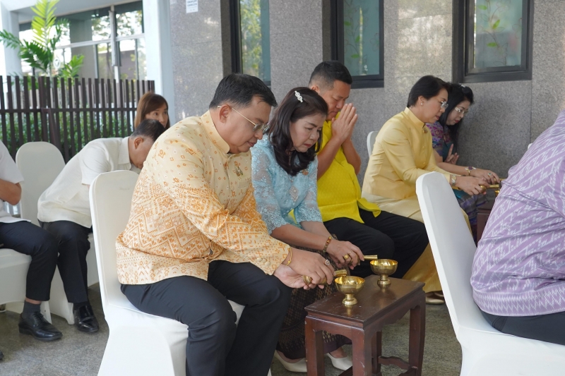 ทำบุญตักบาตร