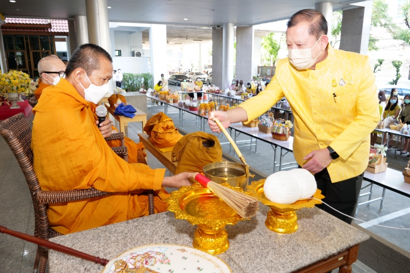 พิธีทำบุญตักบาตรข้าวสารอาหารแห้ง คณะสงฆ์จากวัดพระราม 9 กาญจนาภิเษก พระอารามหลวง 