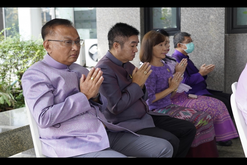 พิธีสวดพระพุทธมนต์และทำบุญตักบาตร 