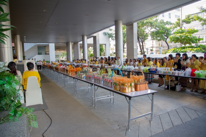  พิธีทำบุญตักบาตรข้าวสารอาหารแห้ง คณะสงฆ์จำนวน 9 รูป จากวัดบวรนิเวศวิหาร พระอารามหลวง เพื่อน้อมอุทิศถวายเป็นพระราชกุศลแด่  พระบา