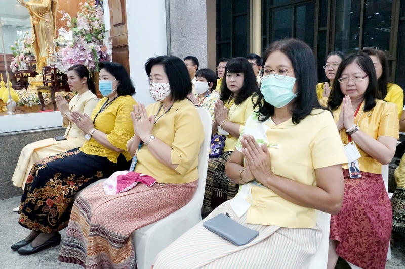 พิธีทำบุญตักบาตรข้าวสารอาหารแห้ง คณะสงฆ์จากวัดระฆังโฆสิตารามวรมหาวิหาร พระอารามหลวง เพื่อน้อมอุทิศถวายเป็นพระราชกุศลแด่พระบาทสมเ