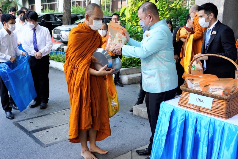 ทำบุญตักบาตร 