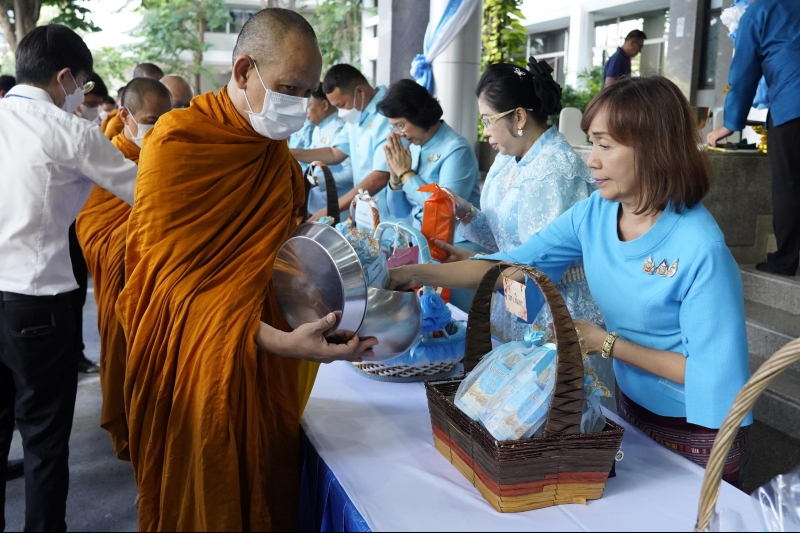 ทำบุญตักบาตร 