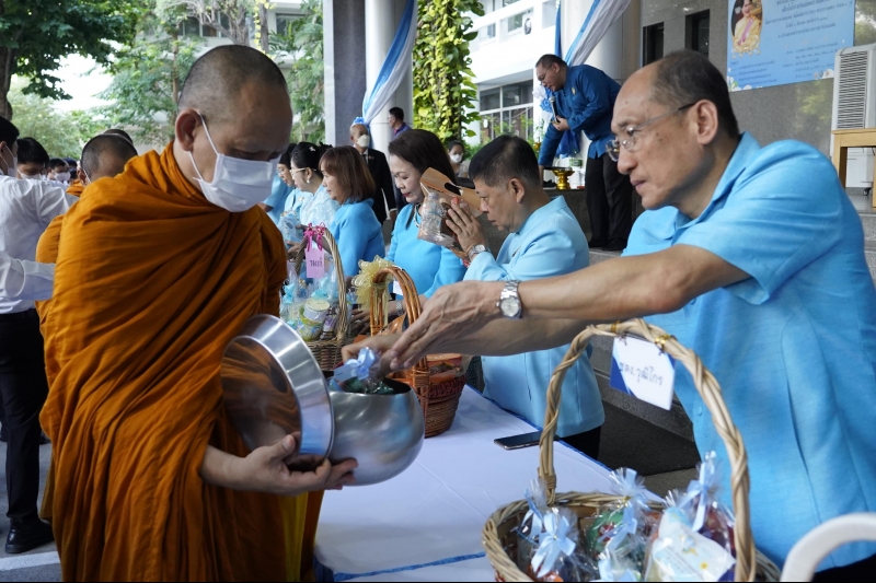 ทำบุญตักบาตร 