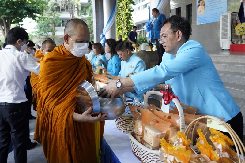 ทำบุญตักบาตร 