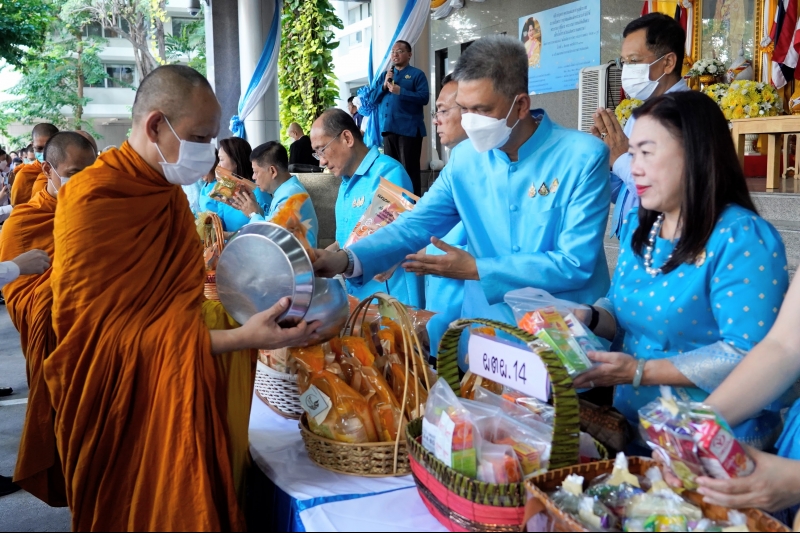 ทำบุญตักบาตร 