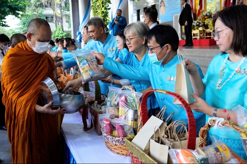ทำบุญตักบาตร 