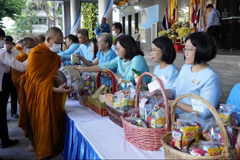 ทำบุญตักบาตร 