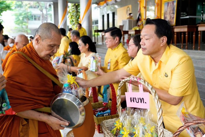 ทำบุญตักบาตร