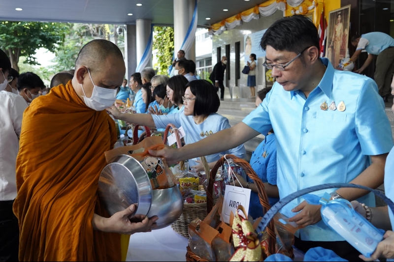 ทำบุญตักบาตร 