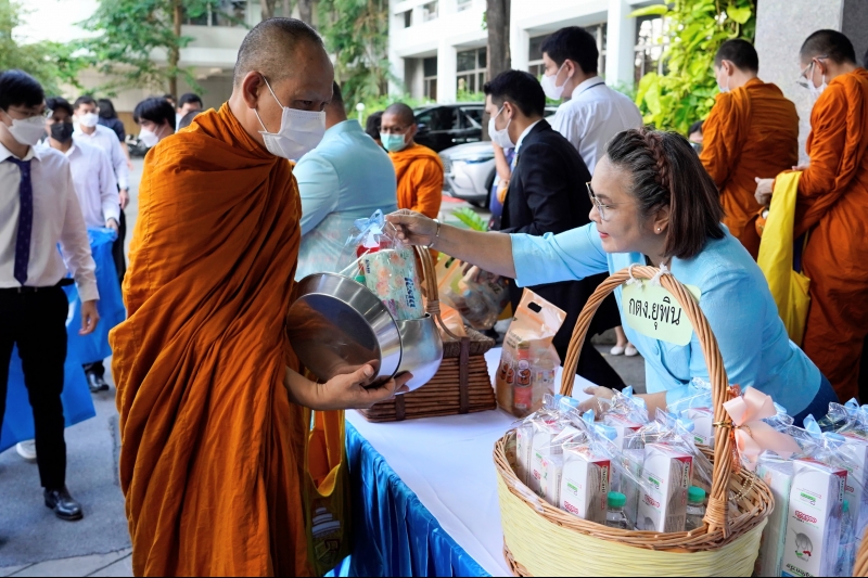 ทำบุญตักบาตร 