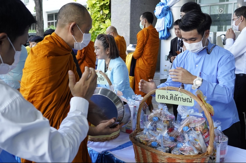 ทำบุญตักบาตร 