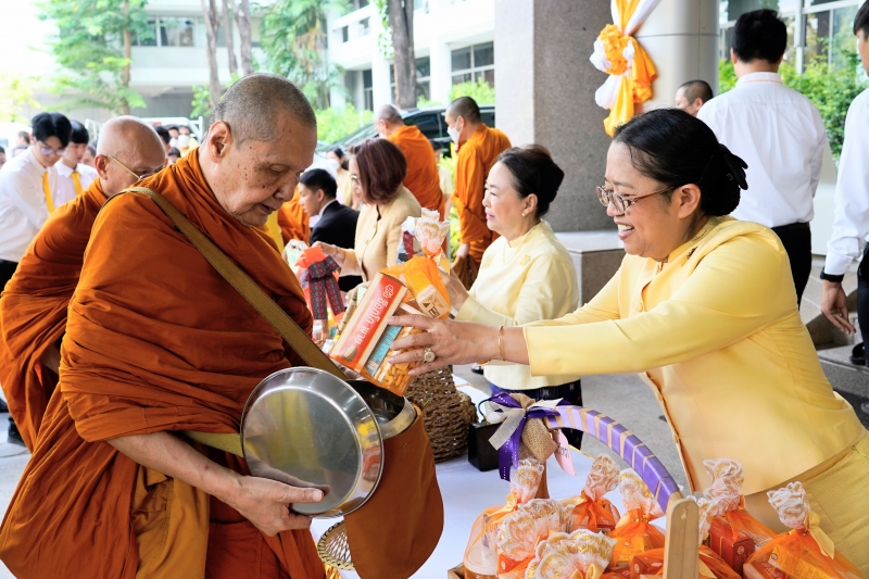 ทำบุญตักบาตร