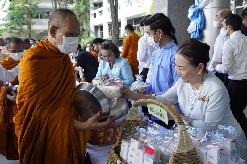 ทำบุญตักบาตร 
