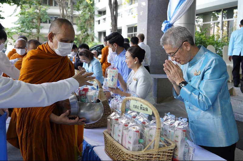 ทำบุญตักบาตร 