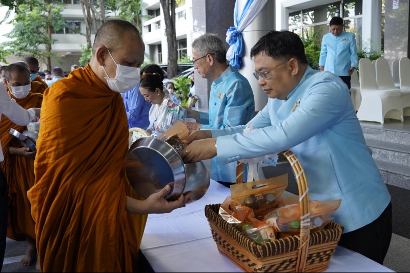 ทำบุญตักบาตร 