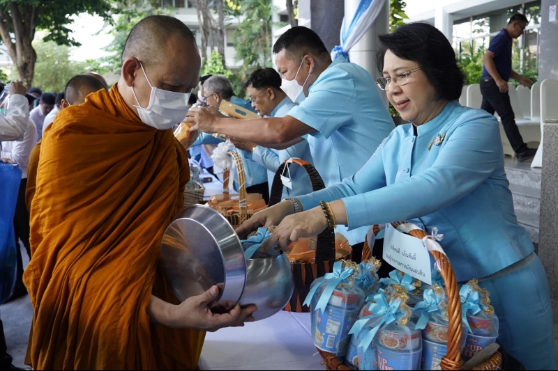 ทำบุญตักบาตร 