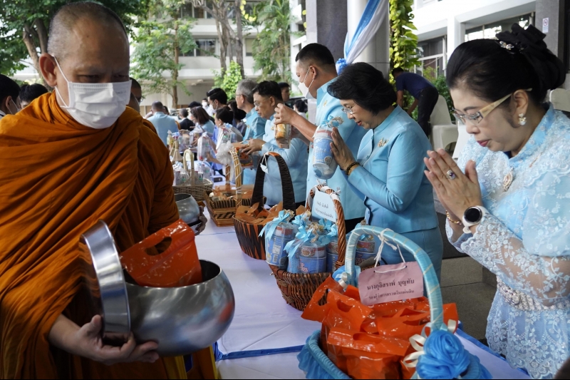ทำบุญตักบาตร 