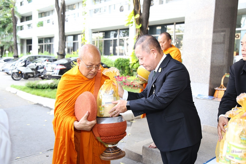 ร่วมทำบุญตักบาตรข้าวสารอาหารแห้ง