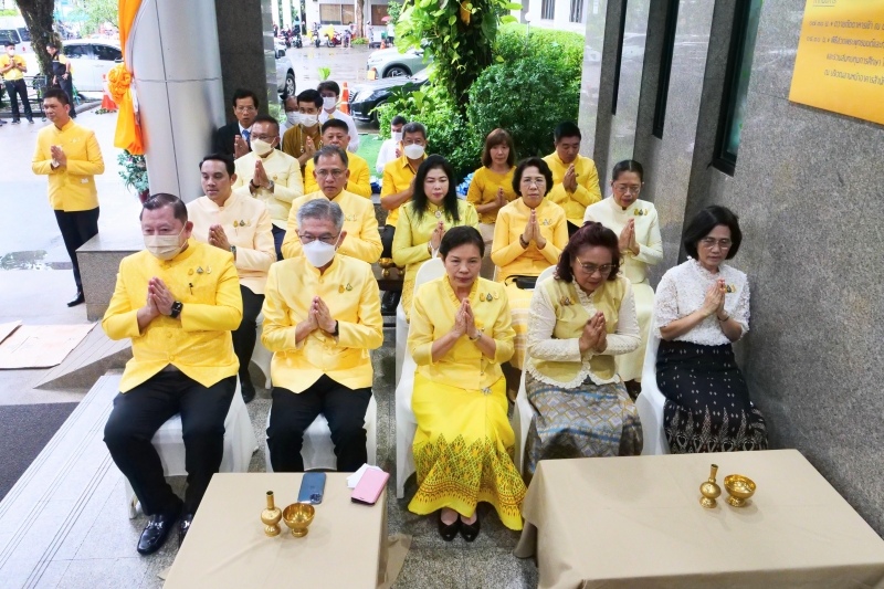 ทำบุญตักบาตร