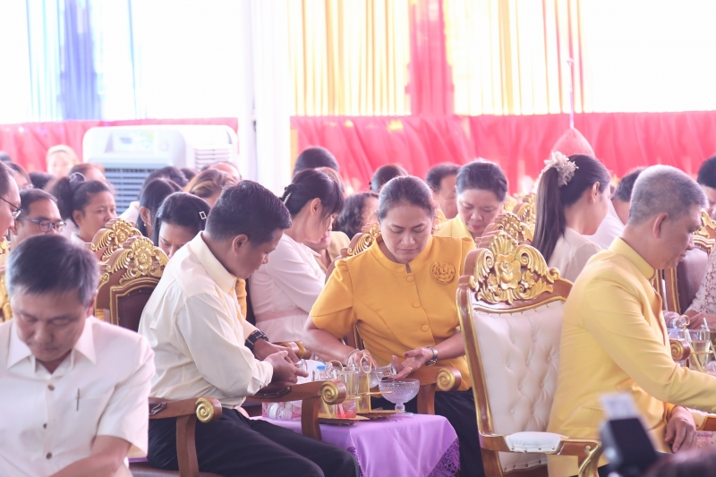 พิธีทำบุญตักบาตรข้าวสารอาหารแห้ง
