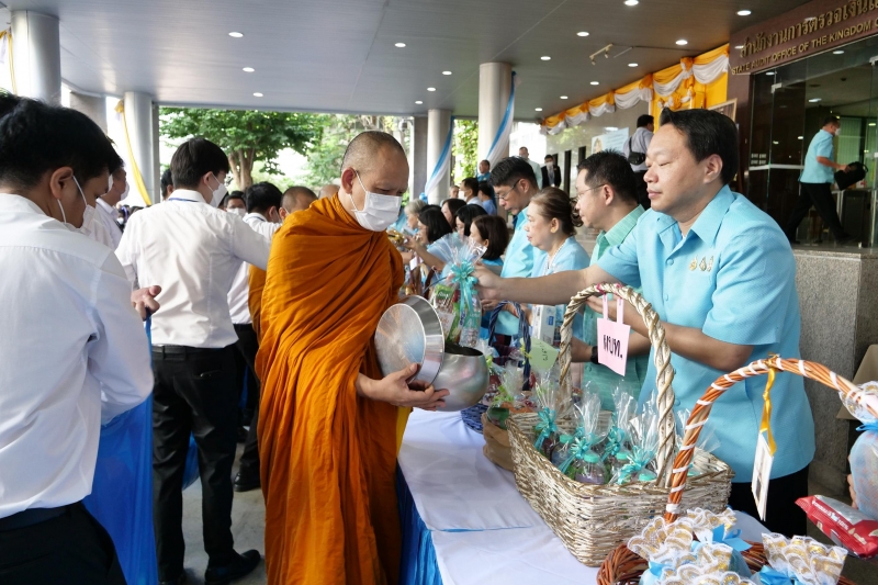 ทำบุญตักบาตร 
