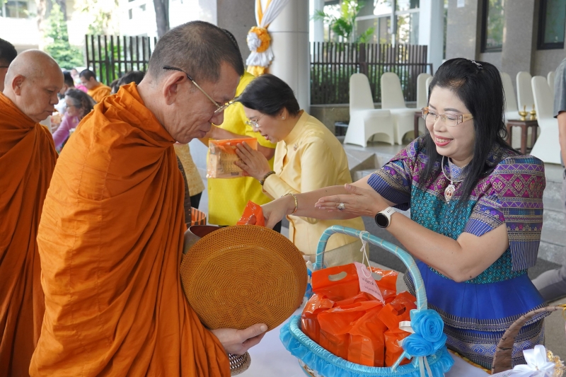 ทำบุญตักบาตร 