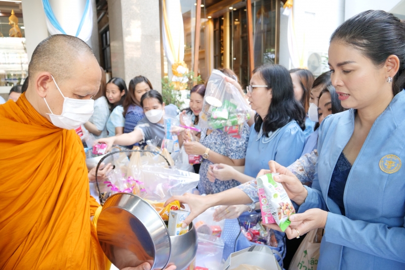 ทำบุญตักบาตร 