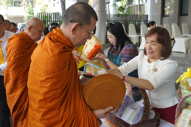ทำบุญตักบาตร 