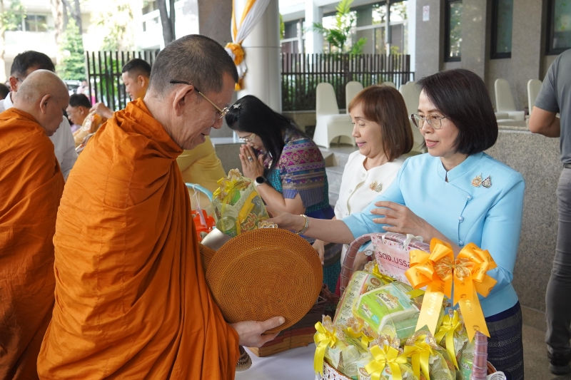 ทำบุญตักบาตร 