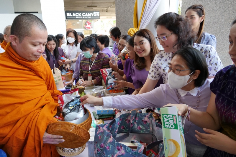 ทำบุญตักบาตร