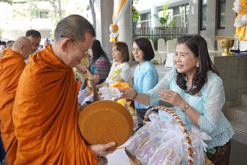 ทำบุญตักบาตร 