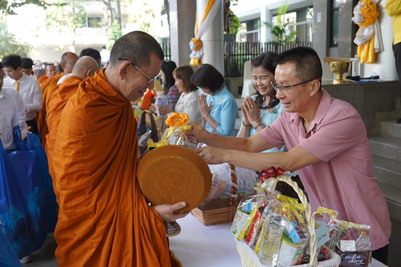 ทำบุญตักบาตร 