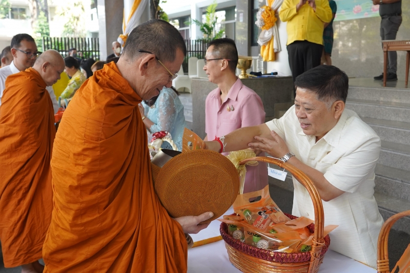ทำบุญตักบาตร