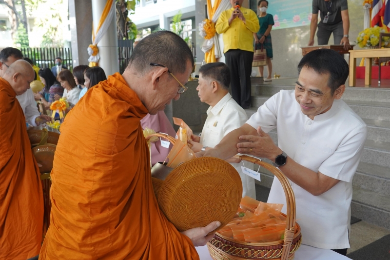 ทำบุญตักบาตร 